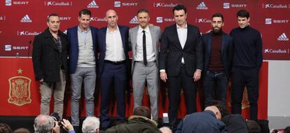 Luis Enrique posa junto a su equipo técnico en su regreso cómo nuevo entrenador de la selección española de fútbol.