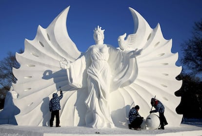 Últimos retoques a una escultura de hielo antes de la inauguración oficial, el 22 de diciembre de 2014.