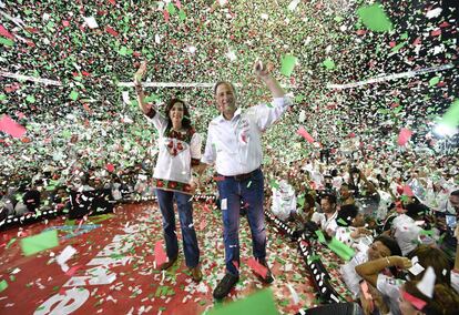 José Antonio Meade acompañado de su esposa Juana Cuevas, participa en un acto de campaña en Monterrey, Nuevo León (México). 