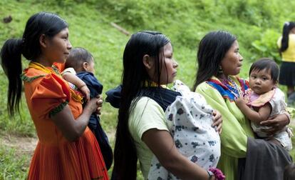 Norfilia Caizales y otras mujeres embera con sus bebés escuchan una conferencia en una vereda colombiana.