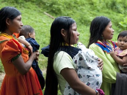 Norfilia Caizales y otras mujeres embera con sus beb&eacute;s escuchan una conferencia en una vereda colombiana.