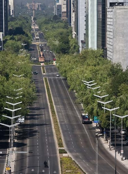 Una de las calles principales de México DF, la avenida de la Reforma, desierta por el brote de nueva gripe.