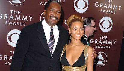 Mathew Knowles y Beyoncé, en los premios Grammy, en 2005.