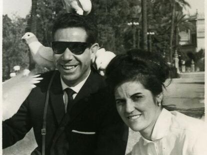 Alfonso Ariza y Cesárea Andrés en el parque de María Luisa de Sevilla en 1964, durante su luna de miel.