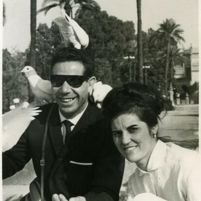 Alfonso Ariza y Cesárea Andrés en el parque de María Luisa de Sevilla en 1964, durante su luna de miel.
