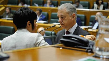 El lehendakari, Íñigo Urkullu y la portavoz de EH Bildu, Maddalen Iriarte unos minutos antes del debate.