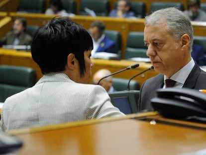 El lehendakari, Íñigo Urkullu y la portavoz de EH Bildu, Maddalen Iriarte unos minutos antes del debate.