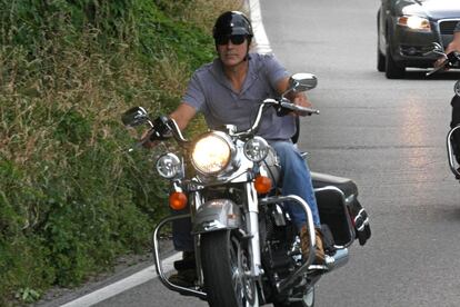 George Clooney parece recién salido de una concentración de halcones de la carretera.