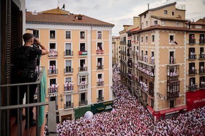 A police officer watches the accesses to the Pamplona City Council square during the Chupinazo celebration, this Sunday.  