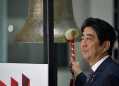 El primer ministro japonés, Shinzo Abe, posa en la bolsa de Tokio en Japón. EFE/Archivo