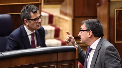 El ministro de la Presidencia, Félix Bolaños, a la izquierda, y el portavoz del PNV en el Congreso, Aitor Esteban, a principios de junio.