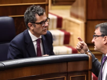 El ministro de la Presidencia, Félix Bolaños, a la izquierda, y el portavoz del PNV en el Congreso, Aitor Esteban, a principios de junio.