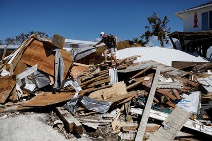 Escombros de una vivienda destruida por el huracán 'Helene' en Keaton Beach (Florida).