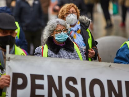 Varios pensionistas durante una protesta, este domingo.