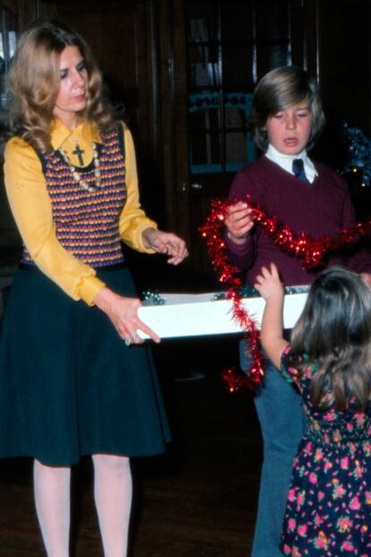 Si hay algo que adora Cayetana es su familia. Sus hijos y sus nietos (y sus ex nueras) son su verdadera pasin. En esta imagen ayuda a sus dos hijos peque?os, Cayetano y Eugenia, a desenvolver los regalos de Navidad. Era 1973 y su vestuario es un involuntario homenaje al uniforme de Gryffindor.