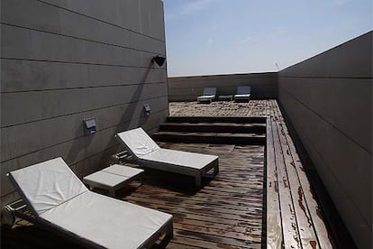 Tumbonas en la terraza de la azotea del hotel Neptuno, en la playa de las Arenas de Valencia.