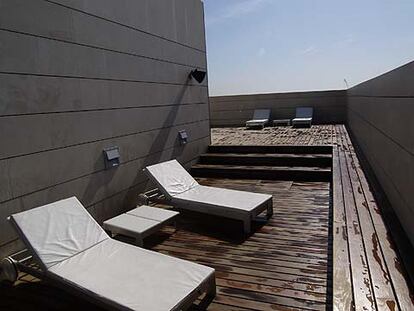 Tumbonas en la terraza de la azotea del hotel Neptuno, en la playa de las Arenas de Valencia.