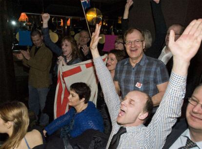 Un grupo de islandeses celebra el <i>no</i> del referéndum en Reikiavik.