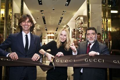 El magnate Kusnirovich junto a Frida Giannini, directora creativa de Gucci, y Patrizio di Marco, consejero delegado de la firma, durante la inauguración oficial de su tienda en los grandes almacenes GUM. Fue uno de los últimos actos públicos de la pareja italiana antes de anunciar que dejaban la firma.