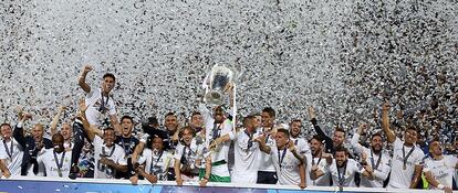 Los jugadores del Real Madrid levantan la Copa entre una lluvia de papelillos