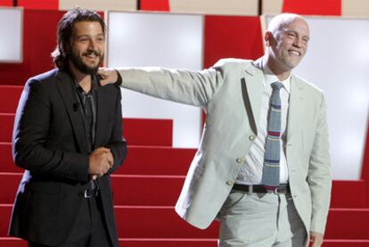 Diego Luna (izquierda) y John Malkovich, durante la gala.