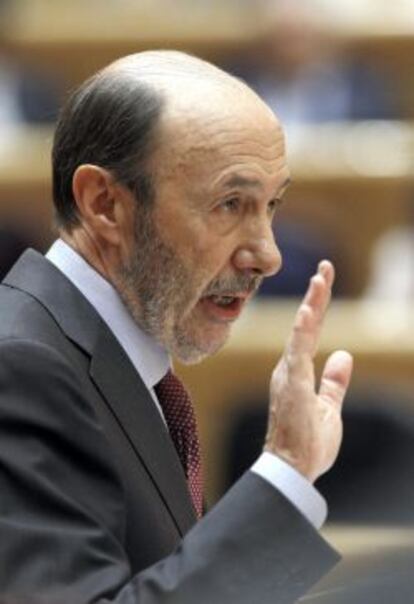 El secretario general del PSOE, Alfredo Pérez Rubalcaba, durante su réplica al presidente del Gobierno el 1 de agosto de 2013.