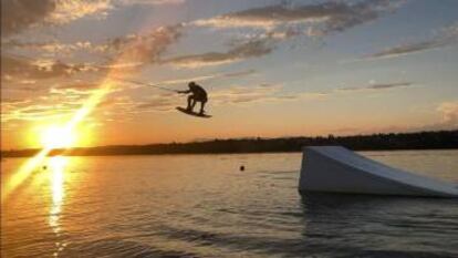 Wakeboarding en las instalaciones del Wake Park Center, en las afueras de la ciudad toledana.