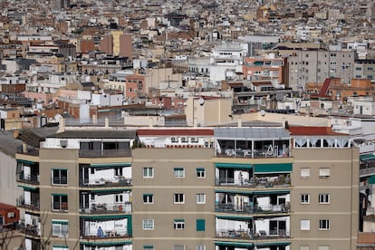 Viviendas de Barcelona, con un primer plano con vecinos en los balcones, este sbado en una imagen tomada desde Montju?c.