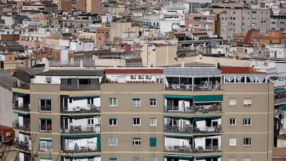 Un bloque de pisos con varias de sus vecinas en los balcones de Barcelona.