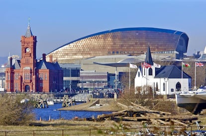 Vista del puerto de Cardiff con el edificio Pierhead, la iglesia Noruega y el auditorio del Wales Millennium Centre.