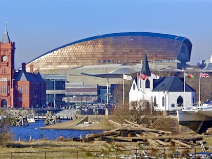 Vista del puerto de Cardiff con el edificio Pierhead, la iglesia Noruega y el auditorio del Wales Millennium Centre.