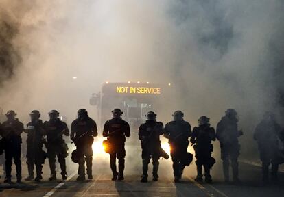 Agentes de policía con material antidisturbios bloquean una carretera durante las protestas después de que la policía disparase fatalmente a Keith Lamont Scott, en el estacionamiento de un complejo de apartamentos de Charlotte, Carolina del Norte (EE.UU).