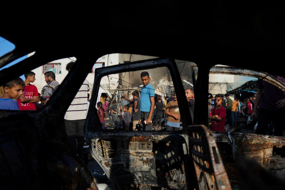 Unos palestinos observan los destrozos de un bombardeo israelí en el patio del hospital Al Aqsa de Gaza, este lunes.