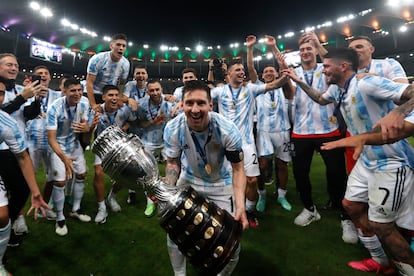 Messi sostiene la Copa América en la cancha de Maracaná, este sábado.