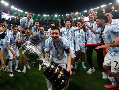 Messi sostiene la Copa América en la cancha de Maracaná, este sábado.