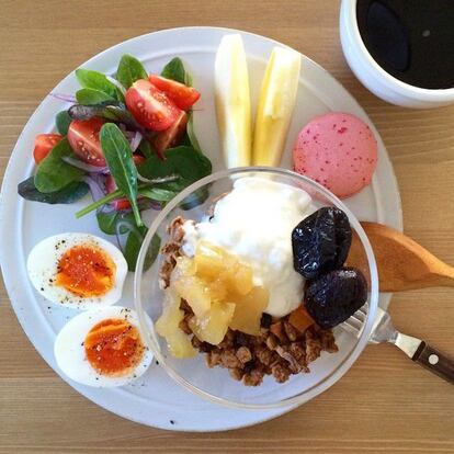 Kai Yamazaki es la reina de los desayunos en Instagram: “Los amo”, explicita en su biografía. El éxito de esta diseñadora gráfica japonesa la ha llevado a publicar 'Today’s breakfast', un libro donde recoge las mejores fotos de su perfil virtual. Según Mariné, este desayuno tiene de todo: verdura y fruta, la proteína animal del huevo, el producto láctico del yogur y cereales. Sobresaliente.