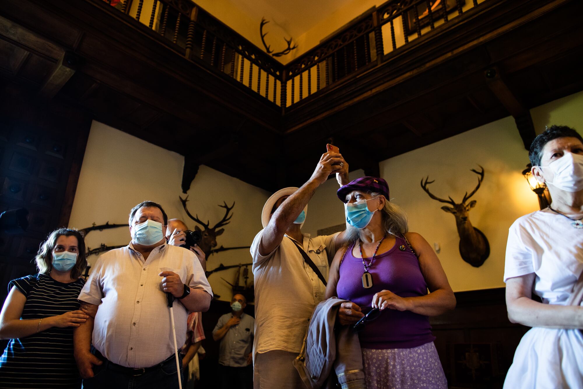 Varios representantes de colectivos de memoria histórica y víctimas del franquismo, durante su visita al interior del Pazo de Meirás el día de su reapertura al público, el 1 de julio de 2021, en Sada.