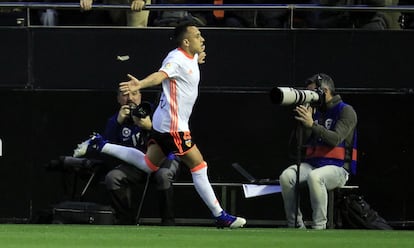 El centrocampista del Valencia, Fabian Orellana, celebra el gol de su equipo. 