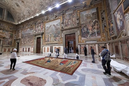 Después de más de 400 años, y durante solo una semana, la Capilla Sixtina podrá volver a ser contemplada cómo la había soñado Rafael Sanzio: con sus 10 maravillosos tapices que rivalizarán con los frescos de Miguel Ángel.