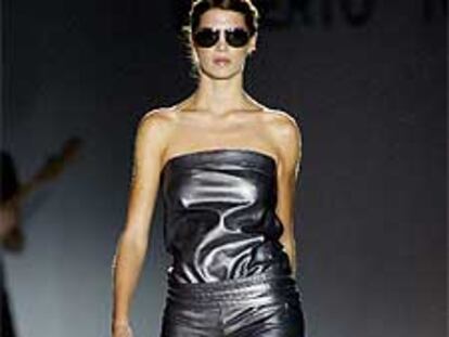 Desfile de modelos en la Pasarela Cibeles de Roberto Torretta.
