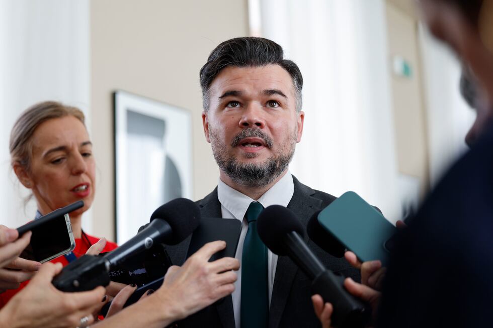 El portavoz de ERC en el Congreso, Gabriel Rufián, atiende a la prensa en los pasillos del Congreso, este martes.