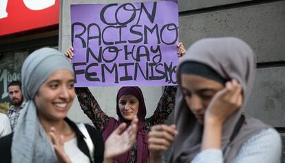 Tres de les participants en la concentració