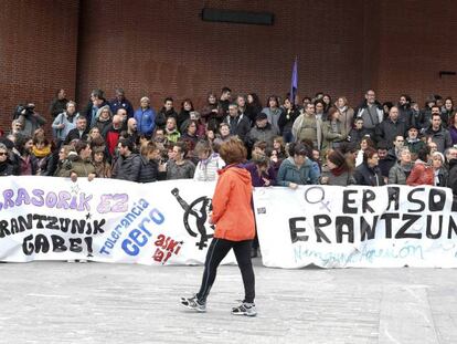 Numerosos ciudadanos se concentran en Barakaldo contra la agresión sexual denunciada por una menor.