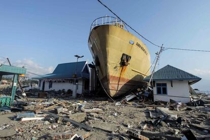 Un barco varado en la costa por el paso de un tsunami y un terremoto en Wani, Sulawesi (Indonesia), el 1 de octubre de 2018.