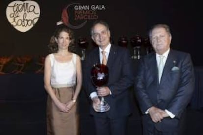 La consejera de la embajada alemana, Carolina Probst, ha entregado a los bodegueros alemanes Ralf Anselmann (c) y Roft Sobotik (d), dos de los Premios Gran Zarcillo de Oro, en el acto celebrado esta noche en Valladolid.