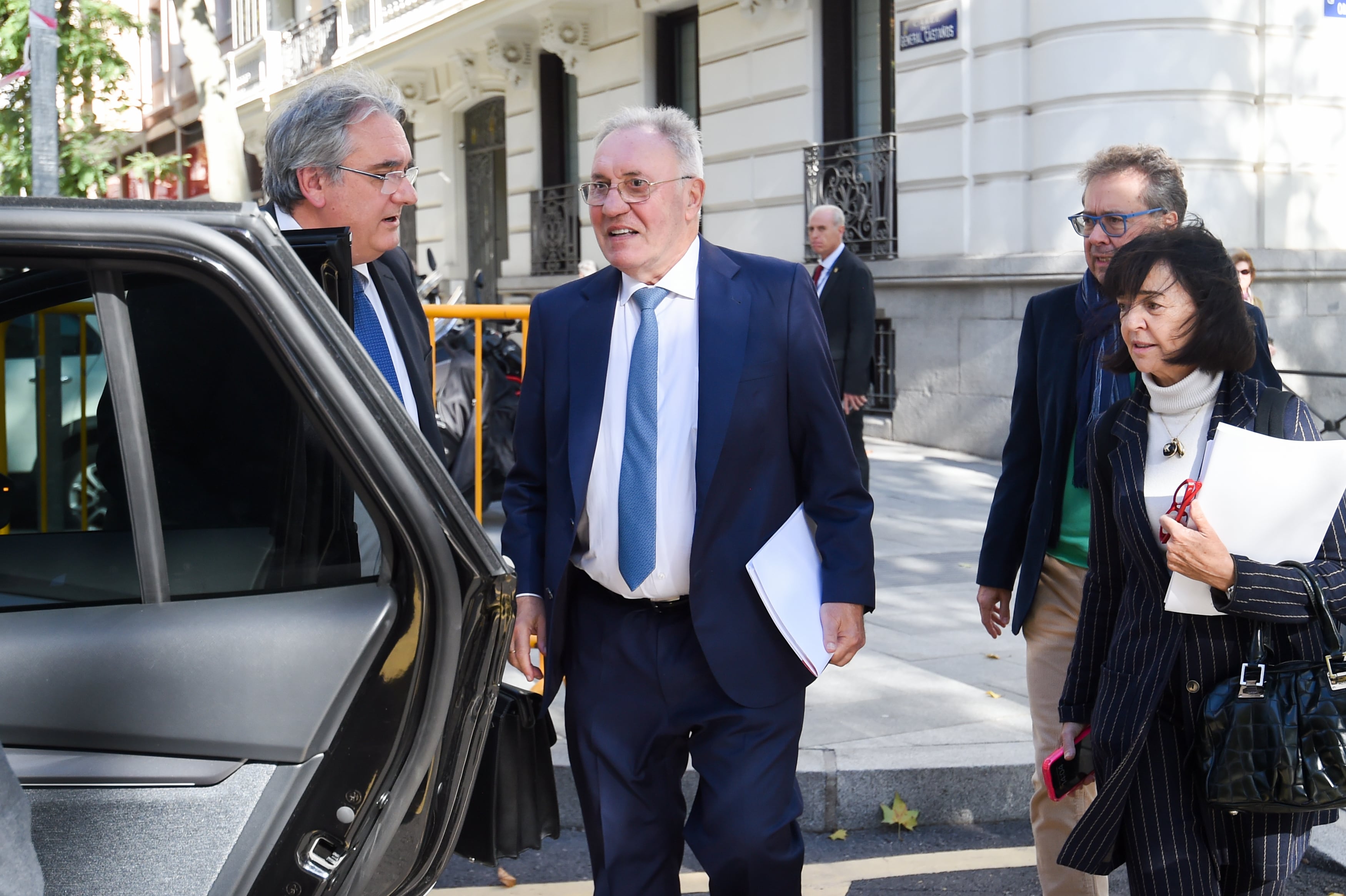 El presidente de Sidenor, José Antonio Jainaga (c), a su salida de la Audiencia Nacional tras declarar como investigado, a 12 de noviembre de 2025, en Madrid (España).