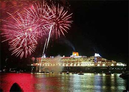 Fuegos artificiales despiden al &#39;Queen Mary 2&#39; en el puerto británico de Southampton.