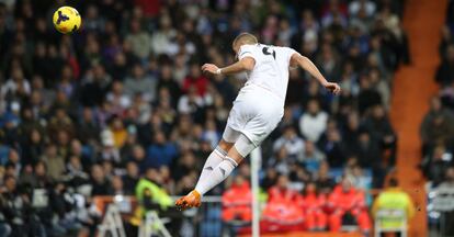 Benzema remata para marcar el segundo tanto del partido.