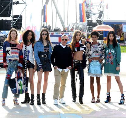 Tommy Hilfiger rodeado por las hermanas Hadid, Bella (izquierda) y Gigi (derecha), y el resto de modelos que desfilaron en 'Tommyland'. Fue el evento en el que el diseñador presentó su nueva colección Primavera/Verano 2017.
