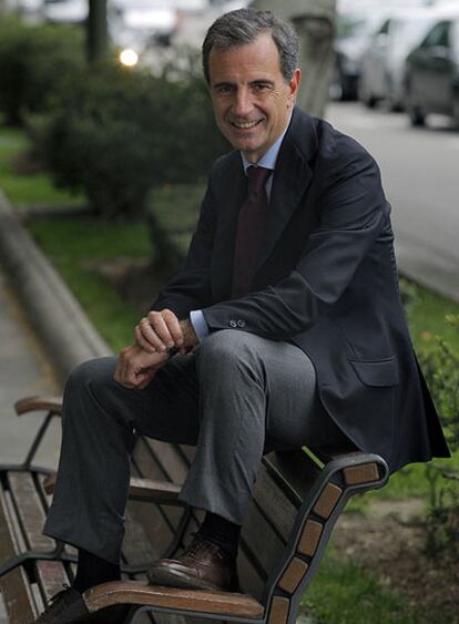 Juan Costa, en un banco del paseo de la Castellana de Madrid.